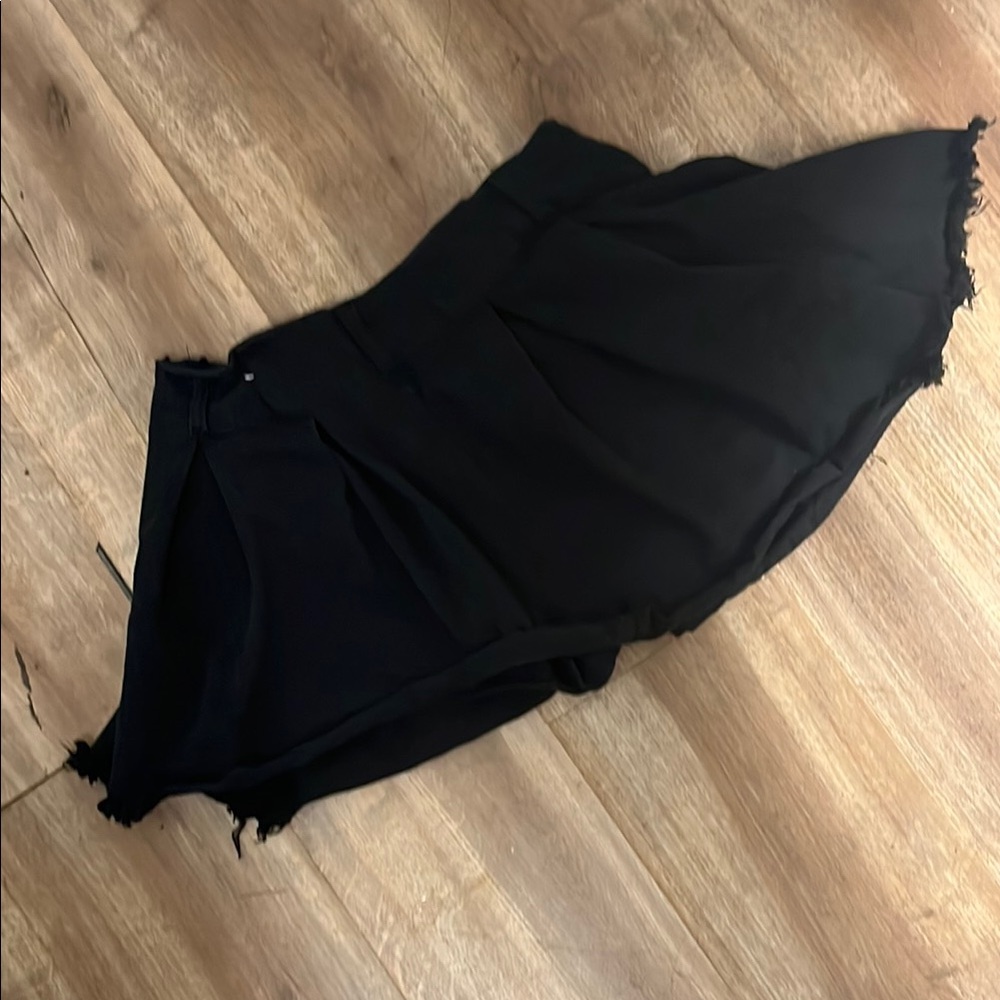 Chic Black Frayed Hem Shorts